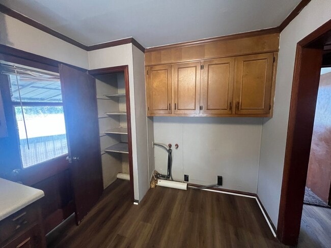 Building Photo - 3 bedroom 1 bathroom single level home