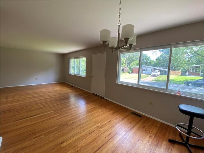 Building Photo - Fantastic 4bd/2ba home! Let yourself in!