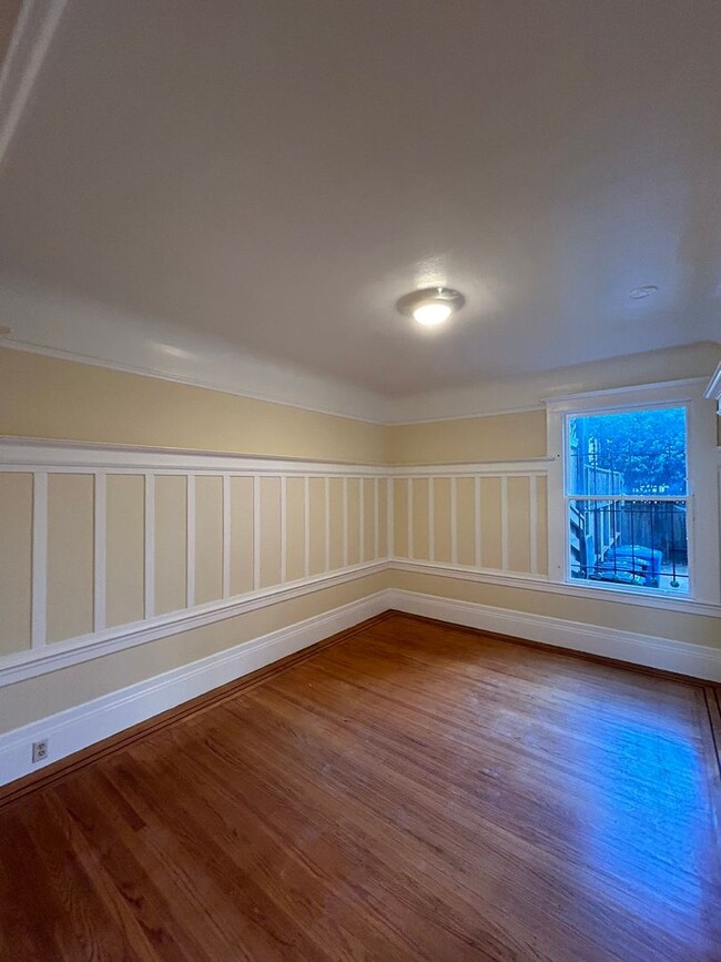 Building Photo - Two Bedroom Available Now in Noe Valley!!