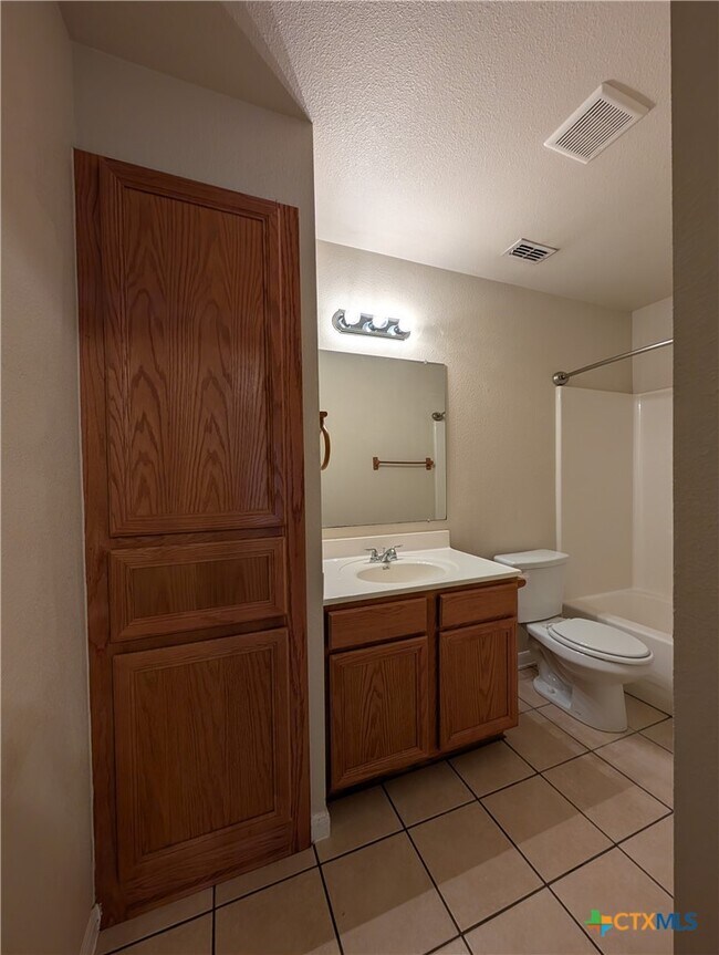 Building Photo - 956 Misty Acres Dr