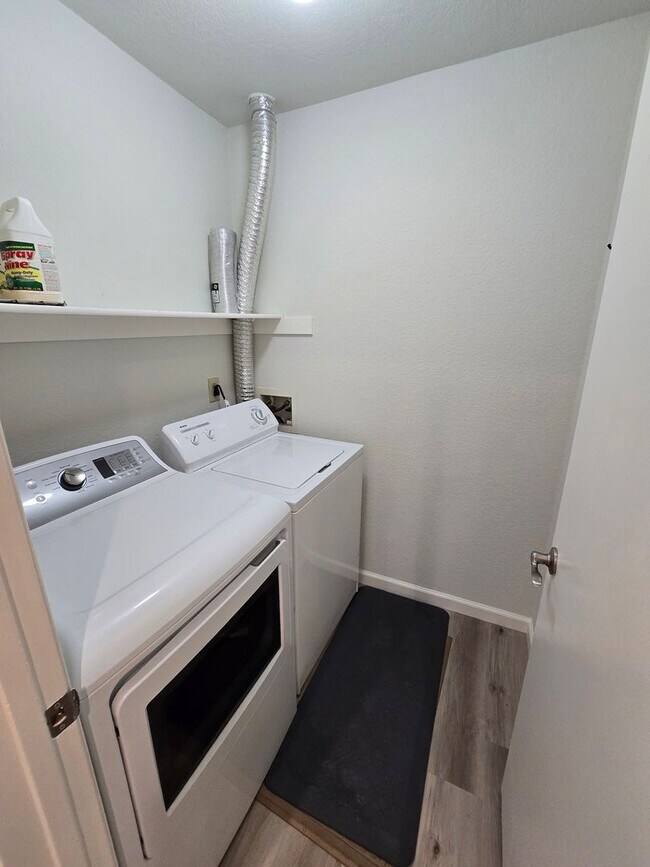 Building Photo - Remodeled Lower Level Condo in Oakland, CA...