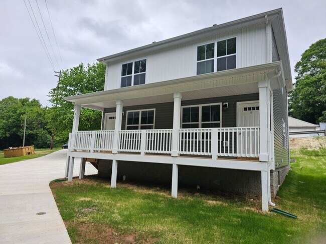 Building Photo - 1/2 Off FIRST MONTH'S RENT! MAY SPECIAL ON...