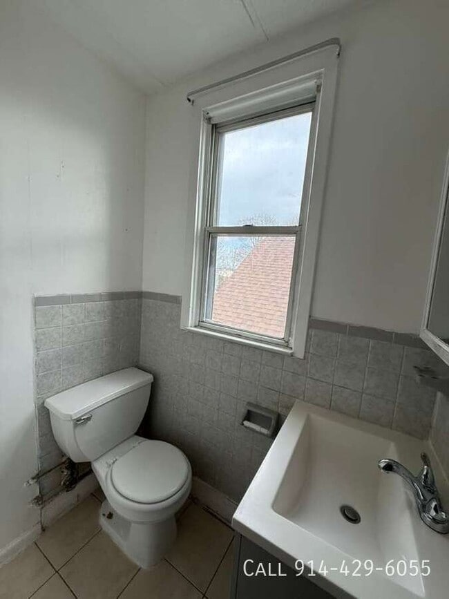 Building Photo - 263 Elm St