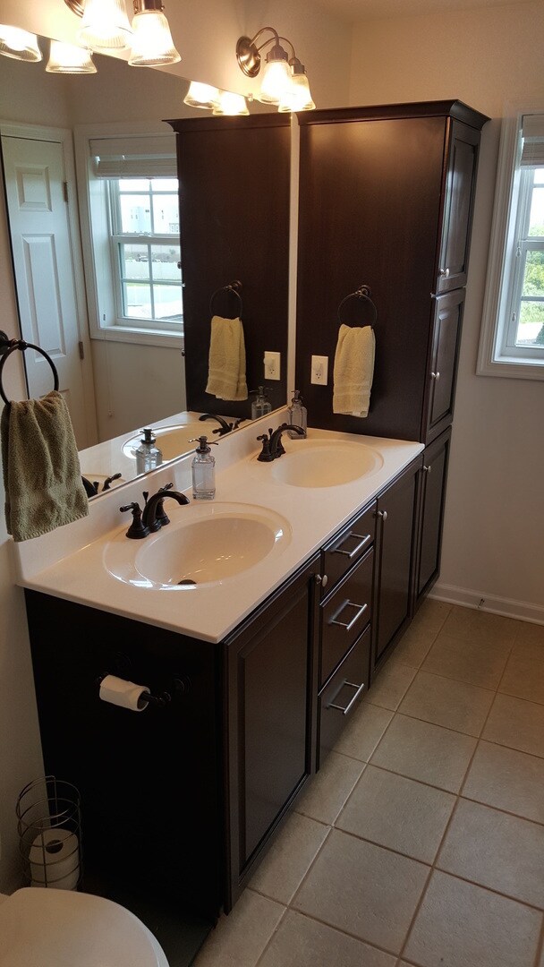 Building Photo - Robinson - LARGE 3 Bedroom End Unit House - Minutes from 376 W Robinson