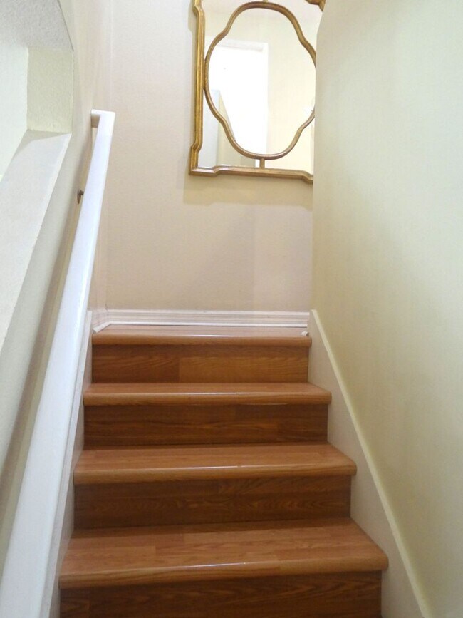 Building Photo - 4 bedroom, 2.5 bath, 1 car garage townhouse