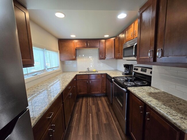 Building Photo - 1500 Camellia Dr