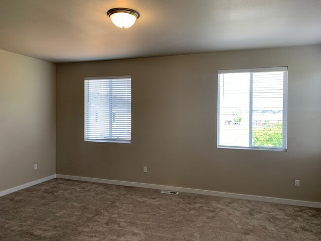 Building Photo - COMING VACANT END OF JUNE -EZ life Townhom...
