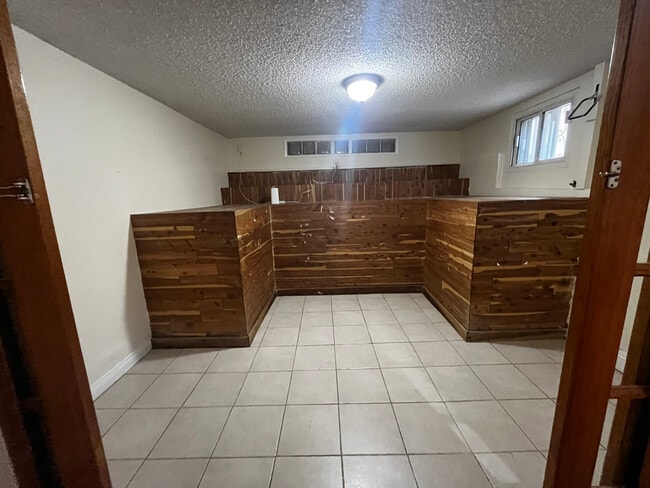 Building Photo - 2716 W 101st St