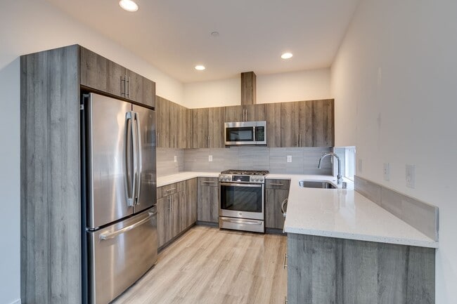 Building Photo - Queen Anne West Townhome with A/C Availabl...