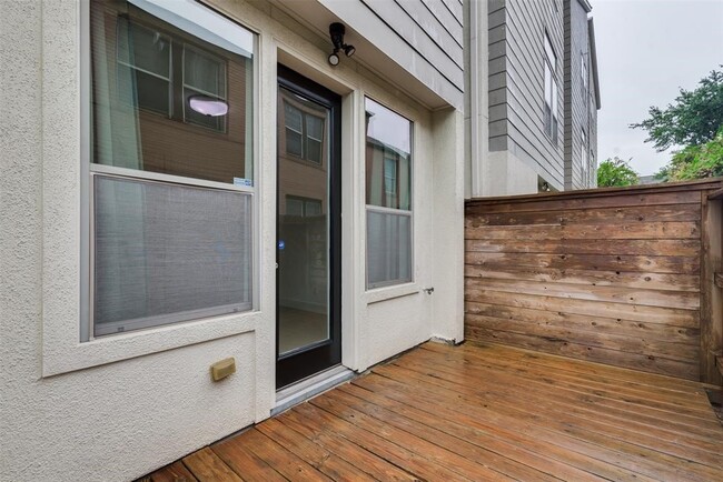 Building Photo - 2002 Blodgett St