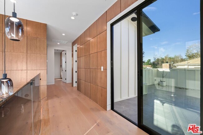 Building Photo - 4708 Noble Ave