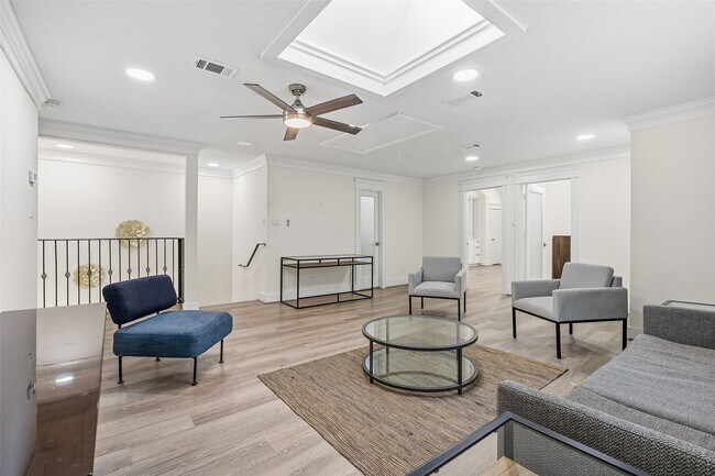 Building Photo - 1037 Town Pl St