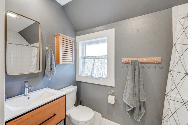 Building Photo - 2323 Elizabeth St