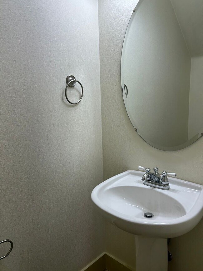 Building Photo - Boise Townhome Near BSU| EARLIER MOVE IN DATE UPON REQUEST