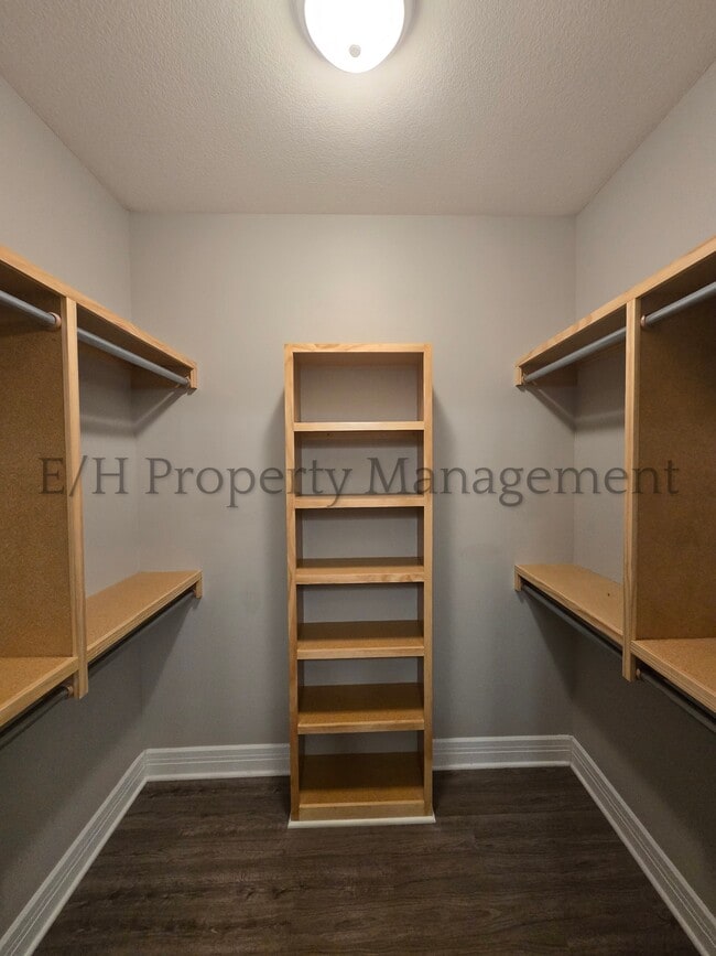 Building Photo - 2220 E Village Estates Dr