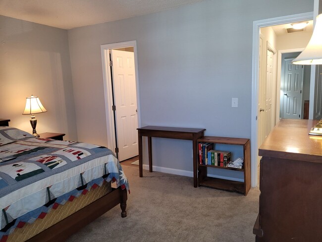 Building Photo - Fully furnished 3 BR, 3 BH, Newly renovate...