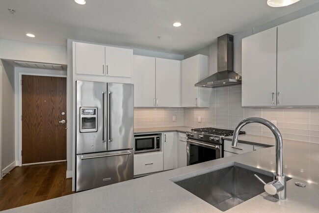 Building Photo - Professionally Managed // 2 bedroom 2 bathroom Modern Condo//  Adams Morgan// Parking Included!