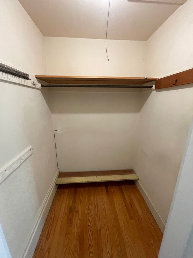 Building Photo - Charming Inner Richmond Gem: Spacious 1BR w/ Laundry On-Site, and Parking Included!