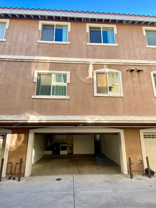 Building Photo - Spacious 4 Bed, 3 Bath Townhouse in Torrance $3,850