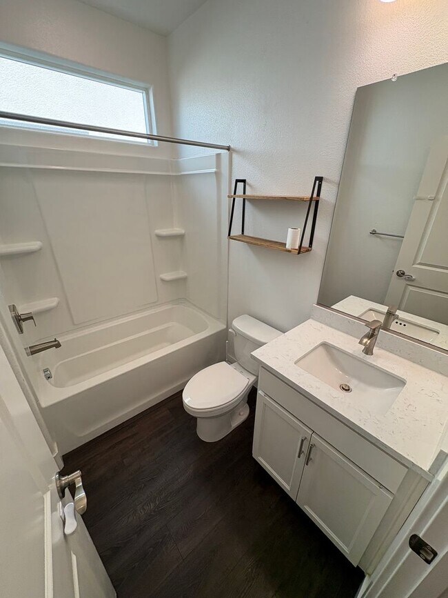 Building Photo - Beautiful 4 Bed 3 Full Bath Home with Solar in Brentwood