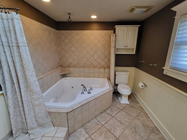 Building Photo - Gorgeous 2 bedroom 1 bathroom house with z...