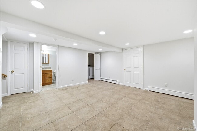 Building Photo - 14 Oak Dr