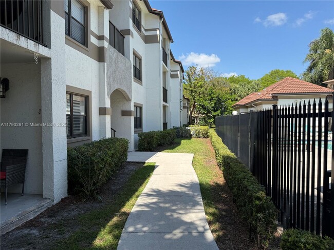 Building Photo - 650 S Park Rd