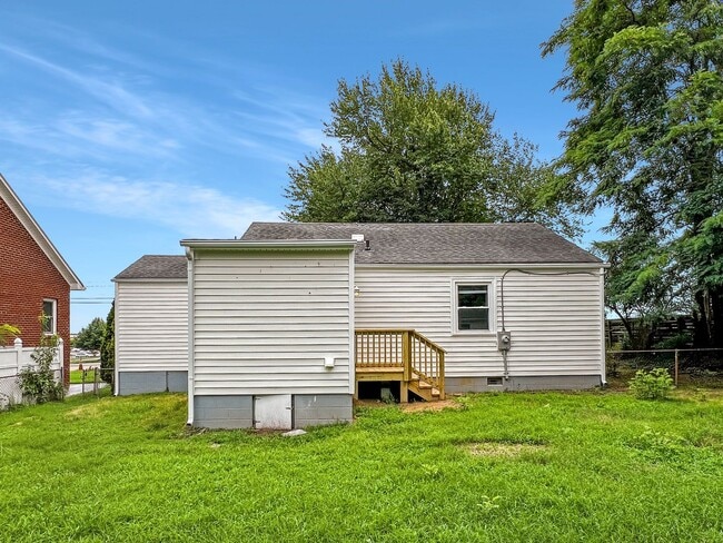 Building Photo - Fully Renovated 3-Bedroom Gem in West End ...