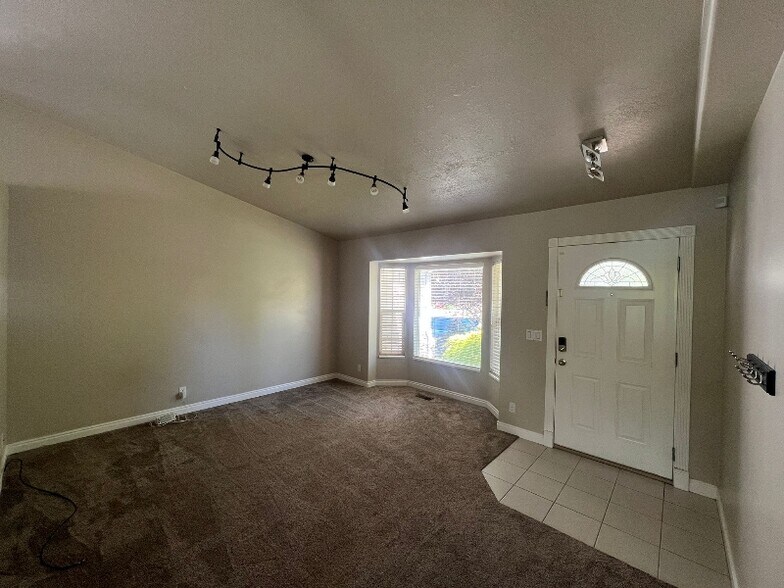 Building Photo - 114 Sweet Berry Dr