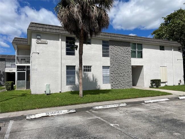 Building Photo - 10361 N Kendall Dr