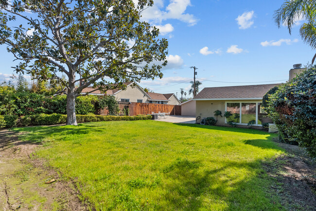 Building Photo - 12823 Delano St