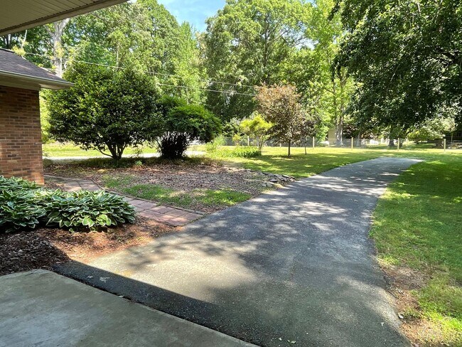 Building Photo - Beautiful 2 Bed, 2 Bath home located in Se...