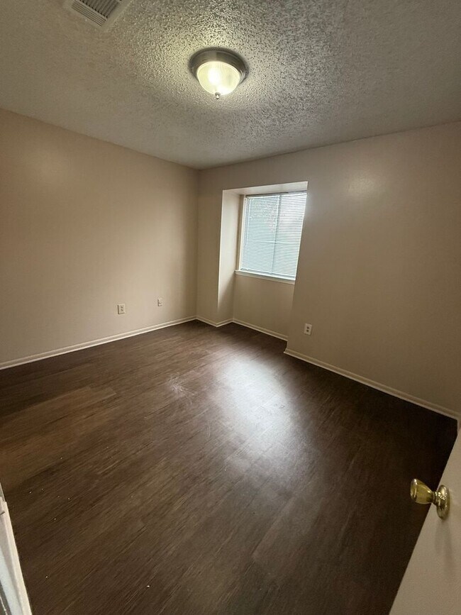 Building Photo - 2 bedroom 2 bath town home in a gated community