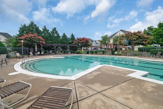 Building Photo - Beautiful Condo Minutes from Ballantyne wi...