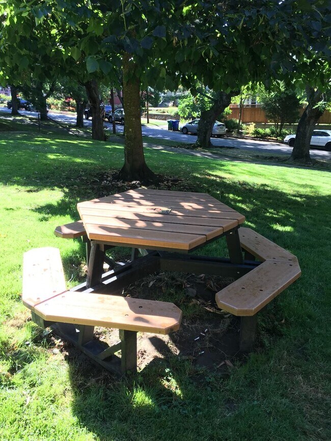 Building Photo - 1 Bedroom Vintage Lovers Dream