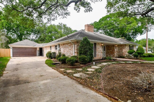 Building Photo - 3007 Broadmoor Dr
