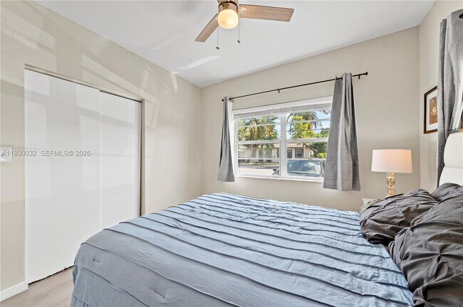 Building Photo - 1127 NE 5th Ave