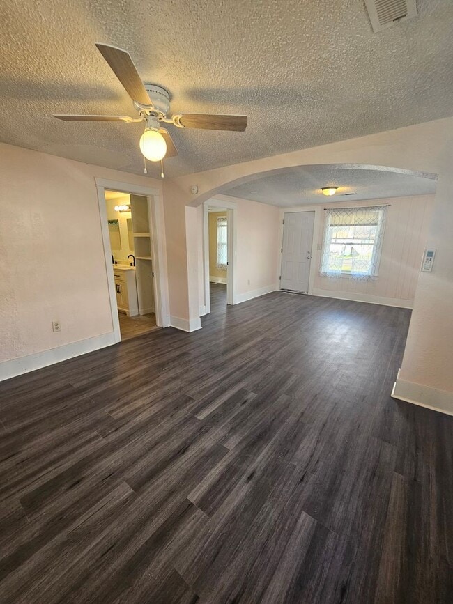Building Photo - Newly Remodeled 2 Bedroom Home!