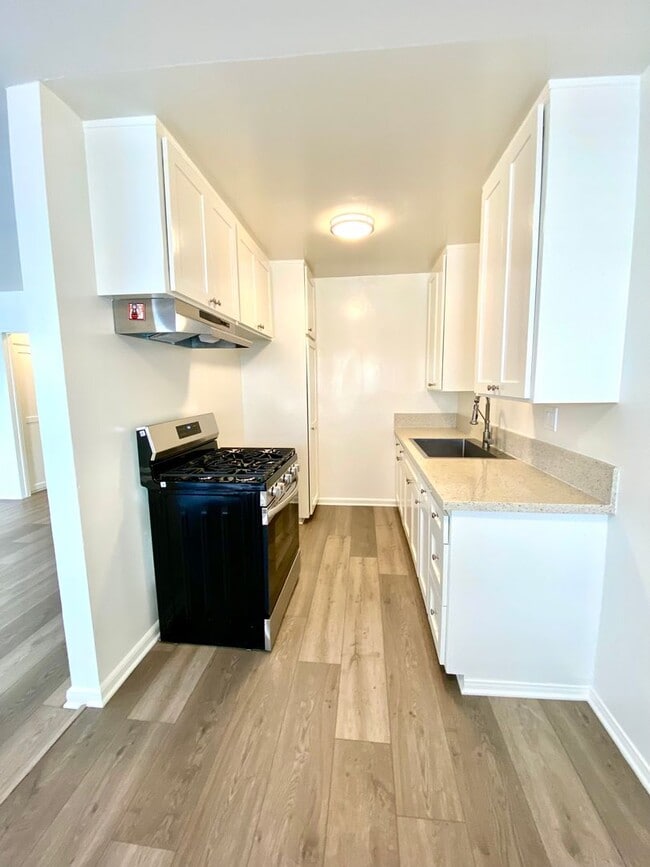 Building Photo - Beautifully Upgraded 1 Bedroom / 1 Bathroom Apartment Available Now!