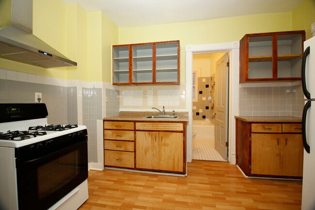 Kitchen - 517 E Burleigh St