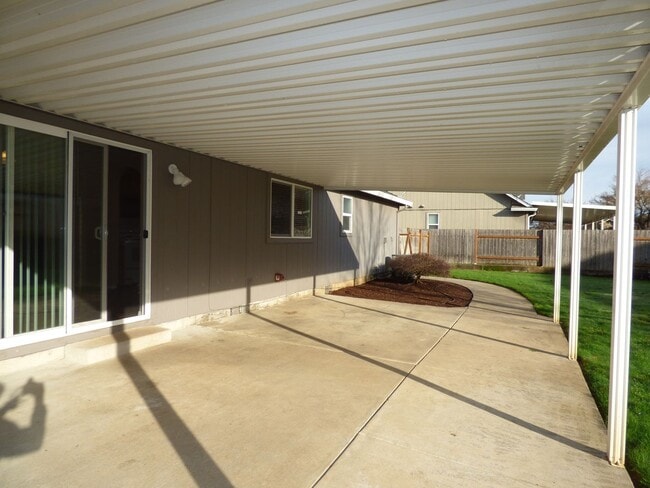 Building Photo - 3 bed 2.5 bath House in Stayton!! Close to...