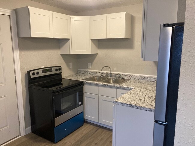 Building Photo - 2 Bedroom, 1 bathroom First Floor Apartment!