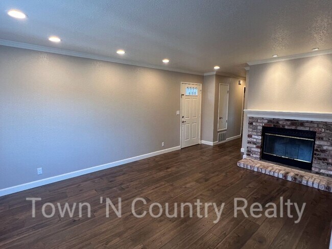 Building Photo - 1051 Riker St