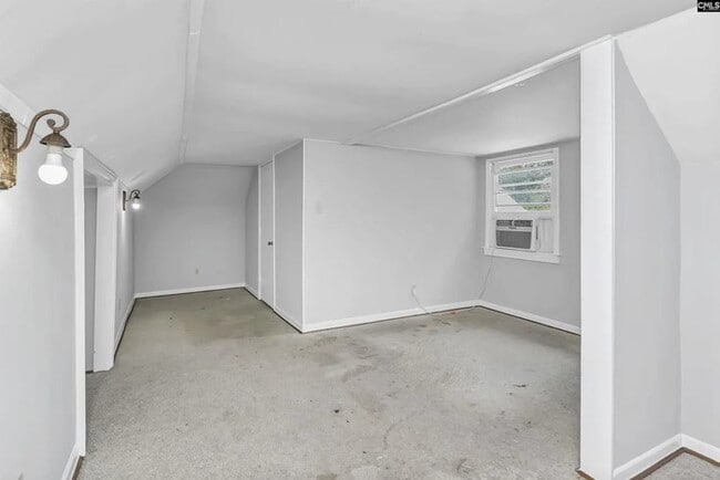 Building Photo - 3 Bedroom 1 Bathroom