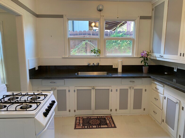 Building Photo - 2323 Las Colinas Ave