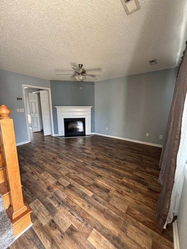 Building Photo - 2330 Vineyard Dr