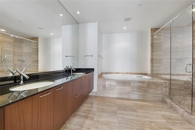 Building Photo - 15811 Collins Ave