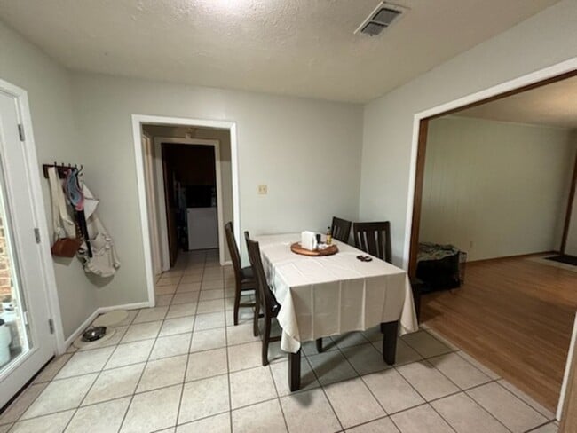 Building Photo - Beautiful 3 Bed 2 Bath Brick Home!