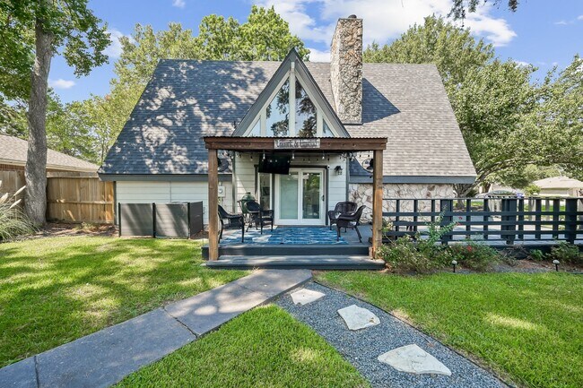 Building Photo - 446 Fantasy Ln