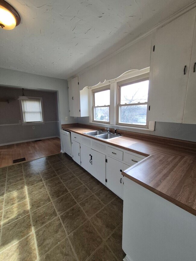 Building Photo - Charming 2-bedroom home!